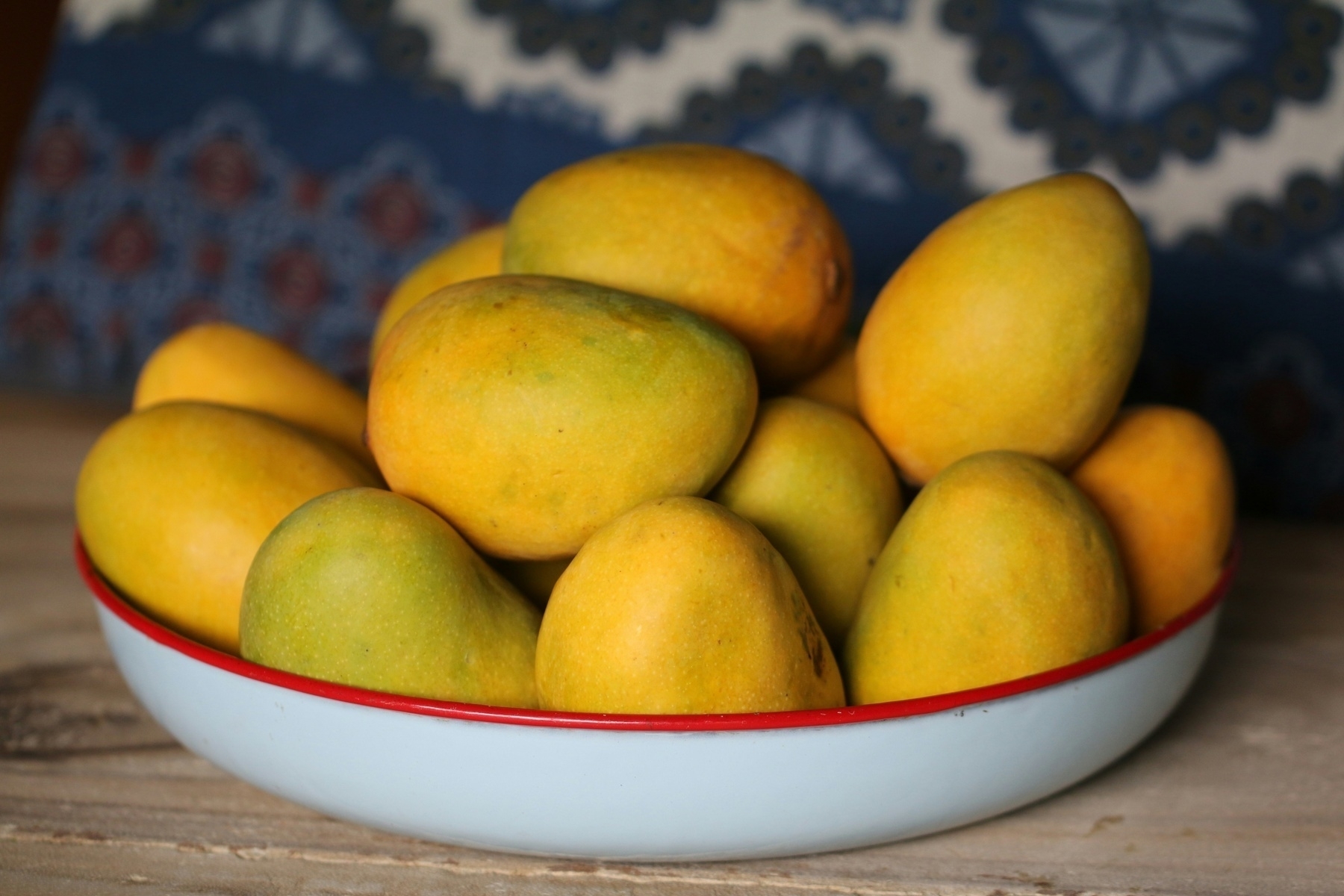 Bowl of mangoes on a table, close-up